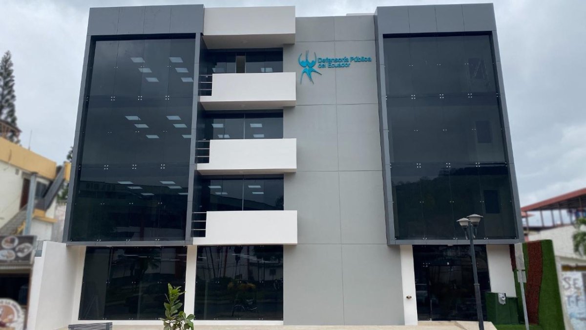 El renovado edificio cuenta con fachada más moderna, pisos de porcelanato, climatización mecánica, sistema contra incendios,