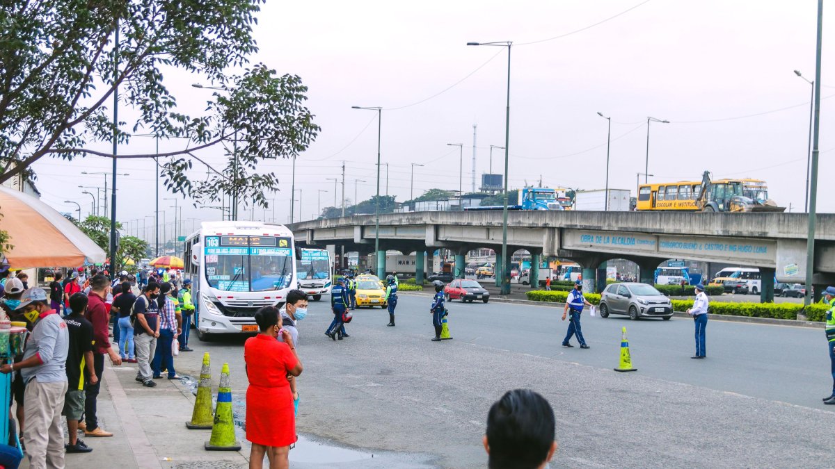 En los paraderos no hay orden para abordar un bus y esto también forma aglomeraciones.