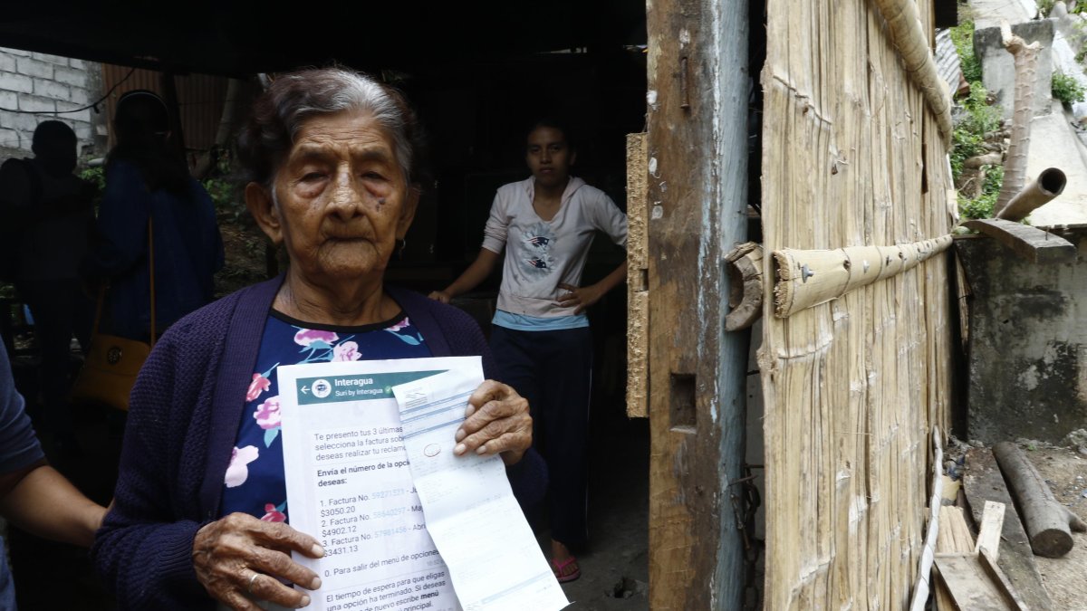 Pedido. Fabriciana Lino espera que su caso sea resuelto. Ella tiene una deuda de casi 12.000 dólares y no sabe qué la ha ocasionado.
