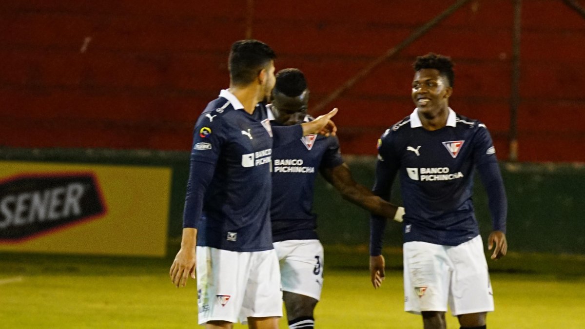 Los albos ganaron con un gol que debió ser nulitado. Luego hubo altercados fuera del estadio.