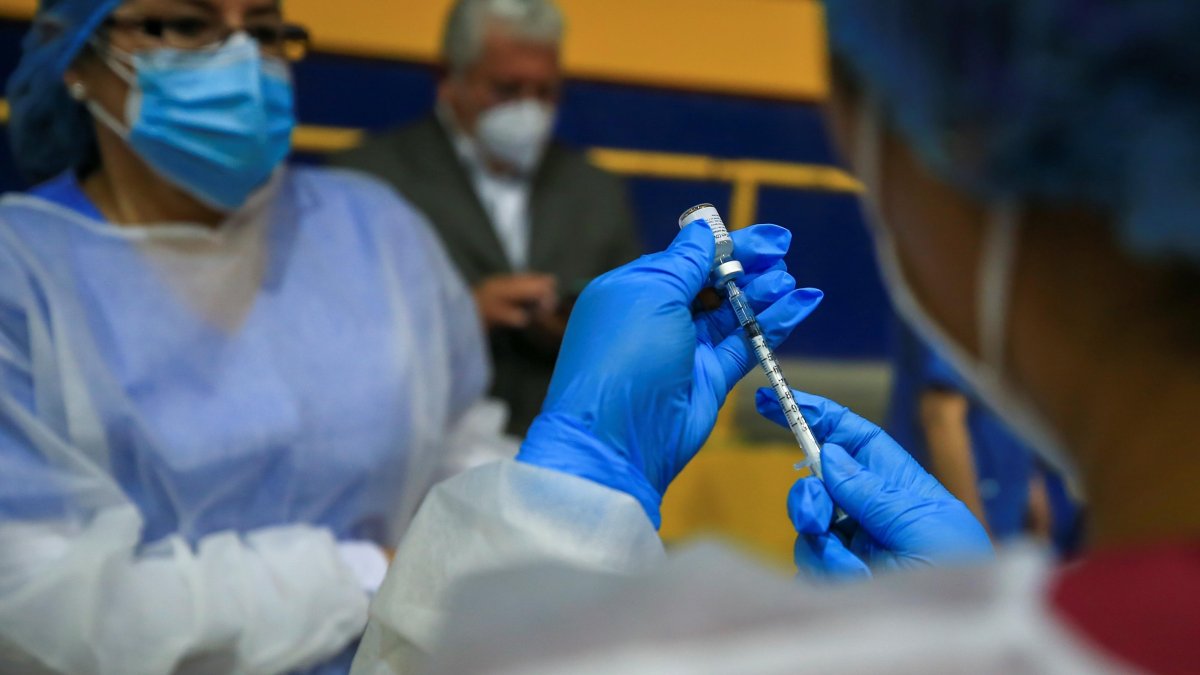 En la imagen un registro de personal sanitario al preparar una dosis de la vacuna contra la covid-19, en la Universidad Salesiana, en Quito (Ecuador).