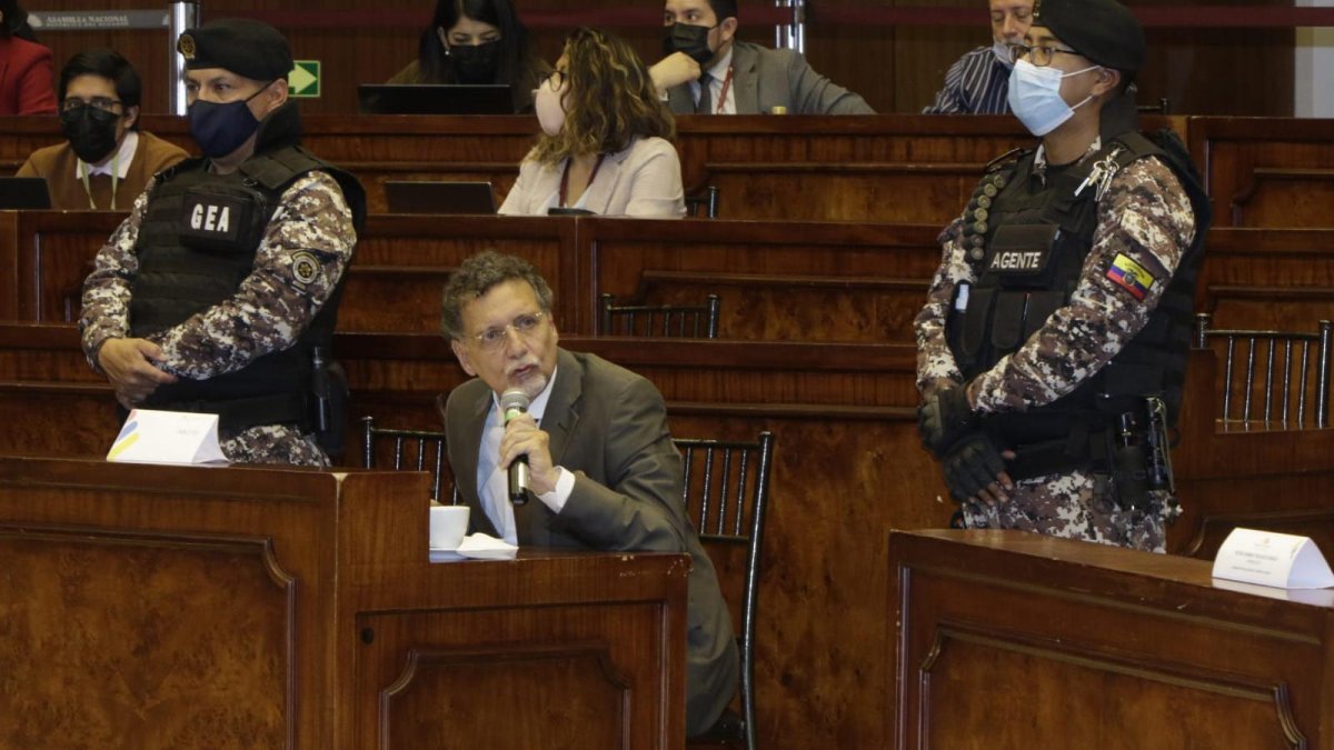 Acusado. El excontralor acudió al antiguo salón del Senado, donde sesiona la Comisión de Fiscalización, acompañado de su escolta policial.
