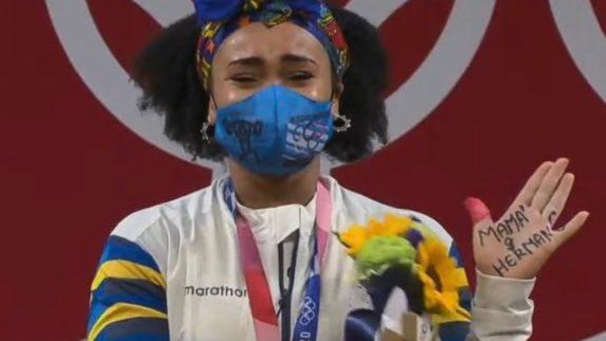 Neisi dedicó a su mamá y hermano fallecido con una leyenda escrita en la palma de su mano izquierda al subir al podio para recibir el oro de Tokio