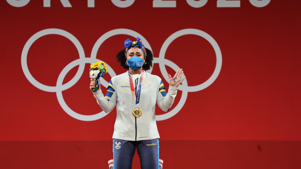 La pesiste se arrodilló y rompió en llanto al sonar del himno nacional del Ecuador en Tokio.