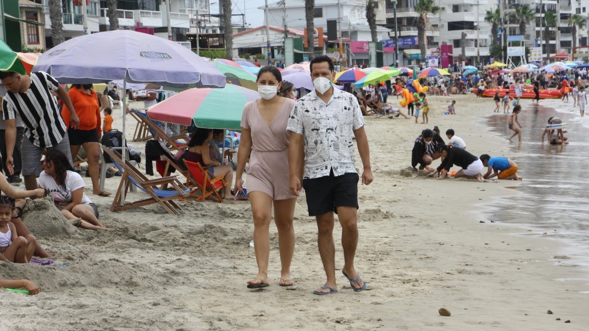 Salinas experimentó la llegada de un nutrido número de turistas. Sus playas acogieron a los turistas que, pese al frío, disfrutaron.