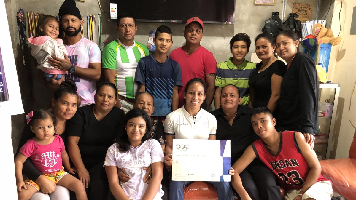 Luisa, rodeada de todos sus seres queridos en la sala de su humilde hogar.