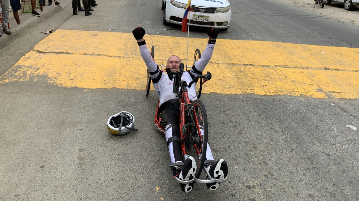 En el sector La Punta, vía Mompiche-Pedernales, Esteban Ortiz hizo una parada. Levantó los brazos en señal de que aún está firme y con fuerzas.