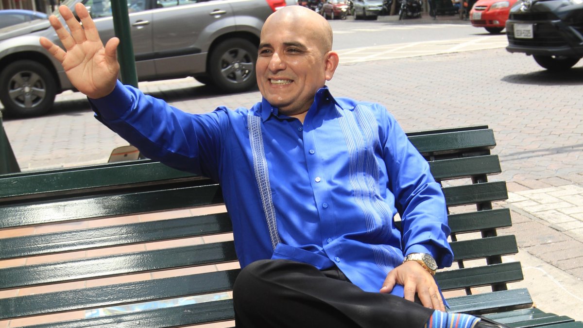 De pocos amigos, disfruta la lectura y la buena comida.