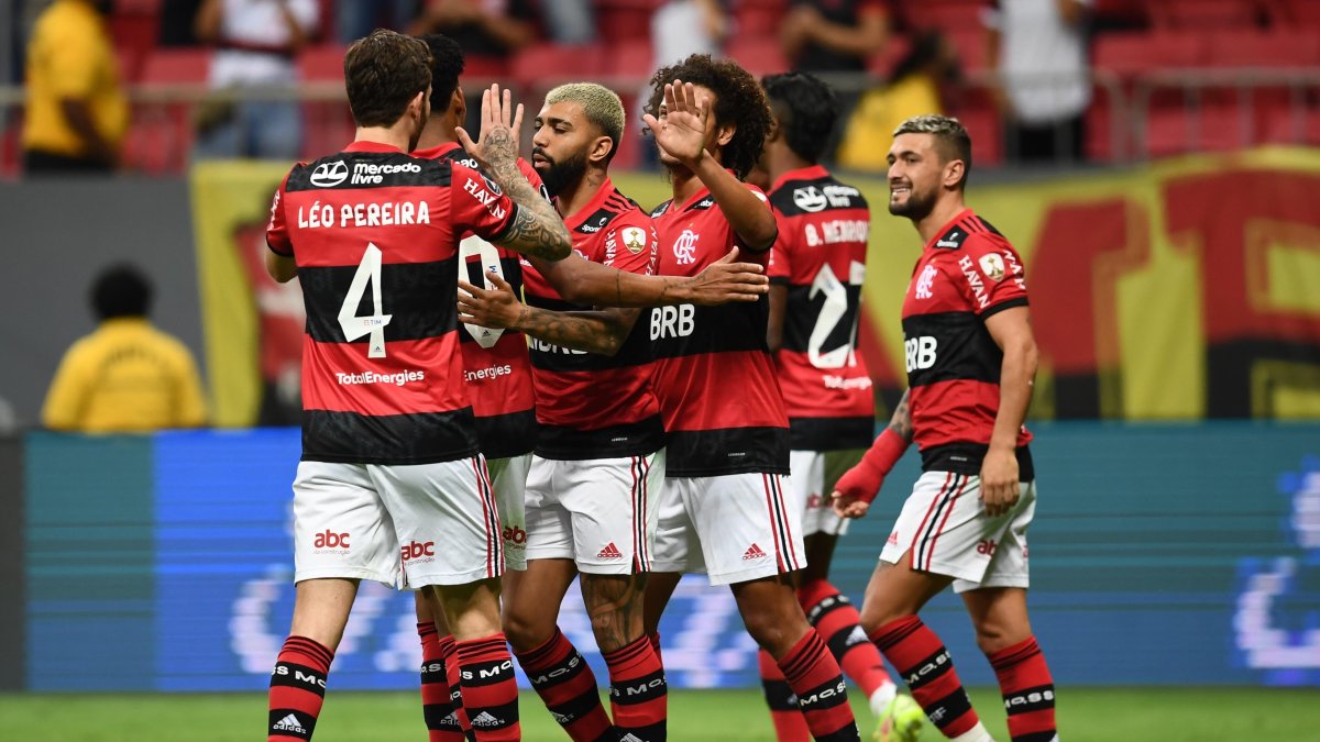 Jugadores de Flamengo celebran su clasificación a las semifinales de la Copa Libertadores tras aplastar al Olimpia de Paraguay.
