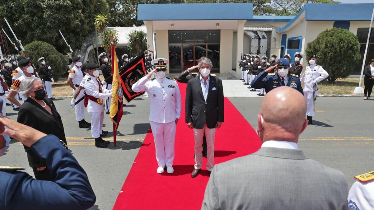 El presidente Lasso recibe los honores de rigor previo a su viaje a México.
