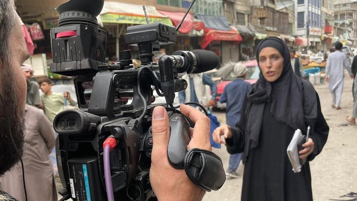 La periodista transmitiendo desde Kabul, Afganostán, la toma del país por parte de los talibanes