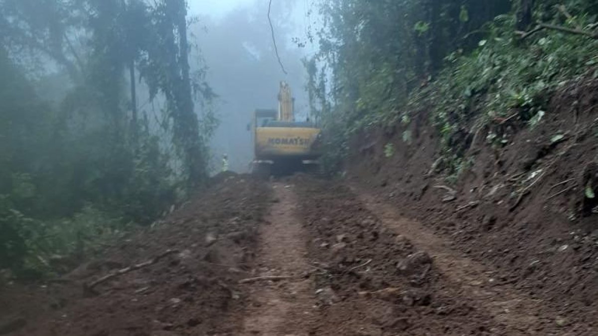 Trabajos. Maquinaria militar continuó esta semana con la apertura de una vía hacia el cerro para la colocación de aparatos.