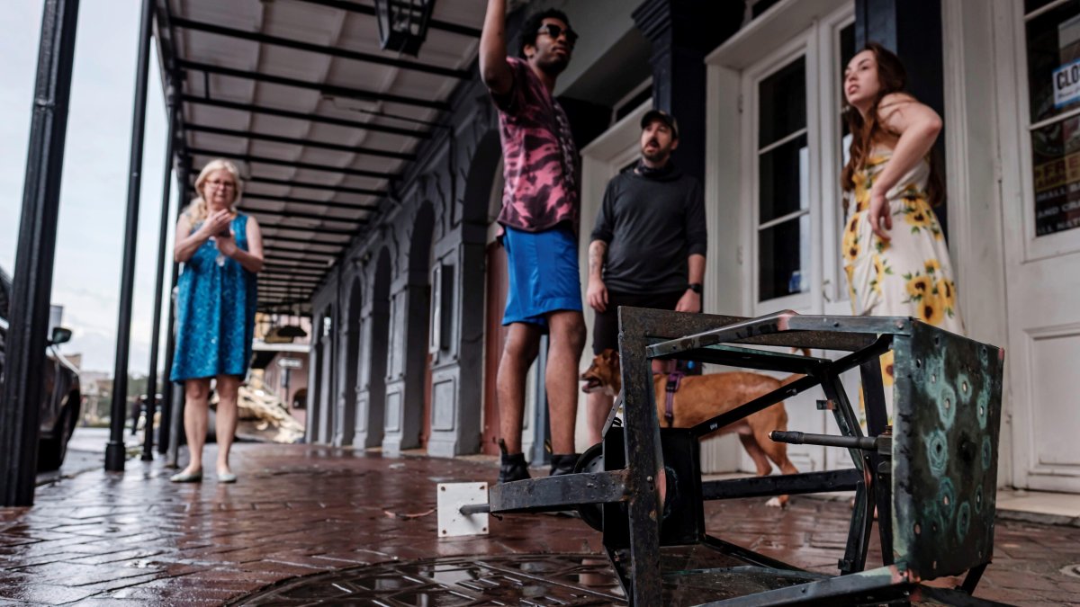 En Nueva Orleans la gente conversa y se prepara para enfrentar dificultades para el mal tiempo.