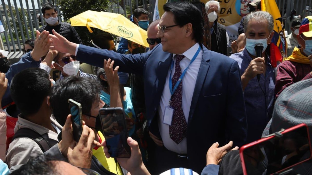 Unos 200 simpatizantes del asambleísta Fernando Villavicencio acudieron a la Asamblea a presentar su respaldo.