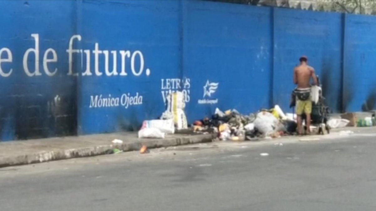 En una pared de la ciudadela Coviem están las huellas que deja el fuego con el que queman los cables robados a la CNT, para extraer el cobre.