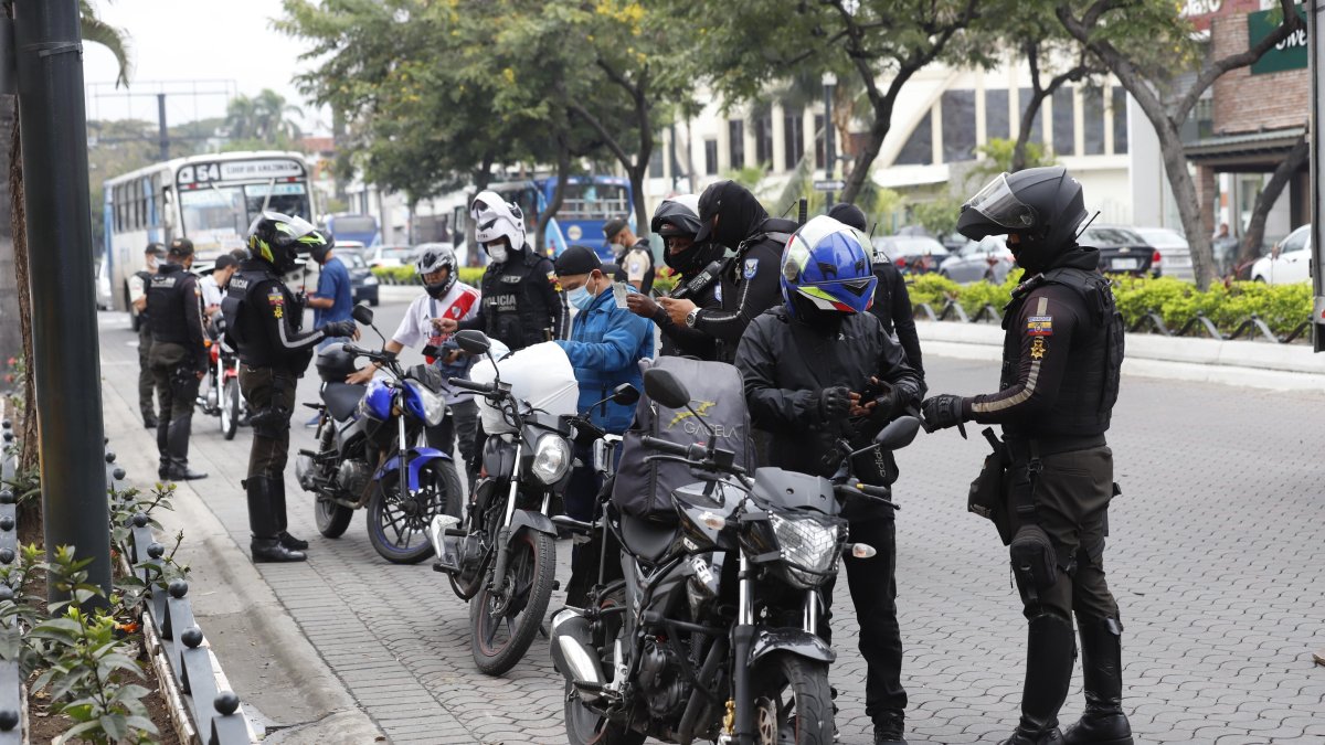 Esta mañana se intensifiaron los operativos preventivos en sectores críticos de la ciudad. En la gráfica, agentes del Distrito Modelo en Urdesa Central.