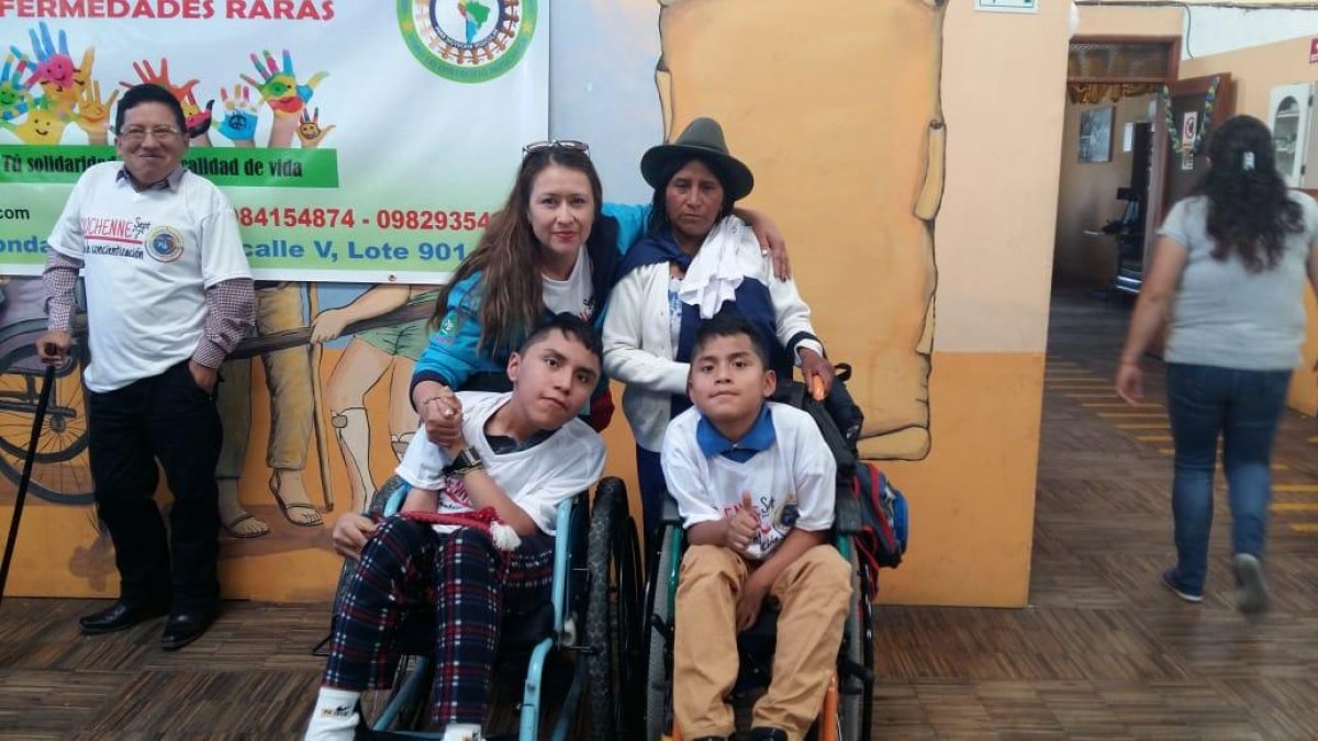 Niños con distrofia muscular junto a padres y personal de Fedimura.