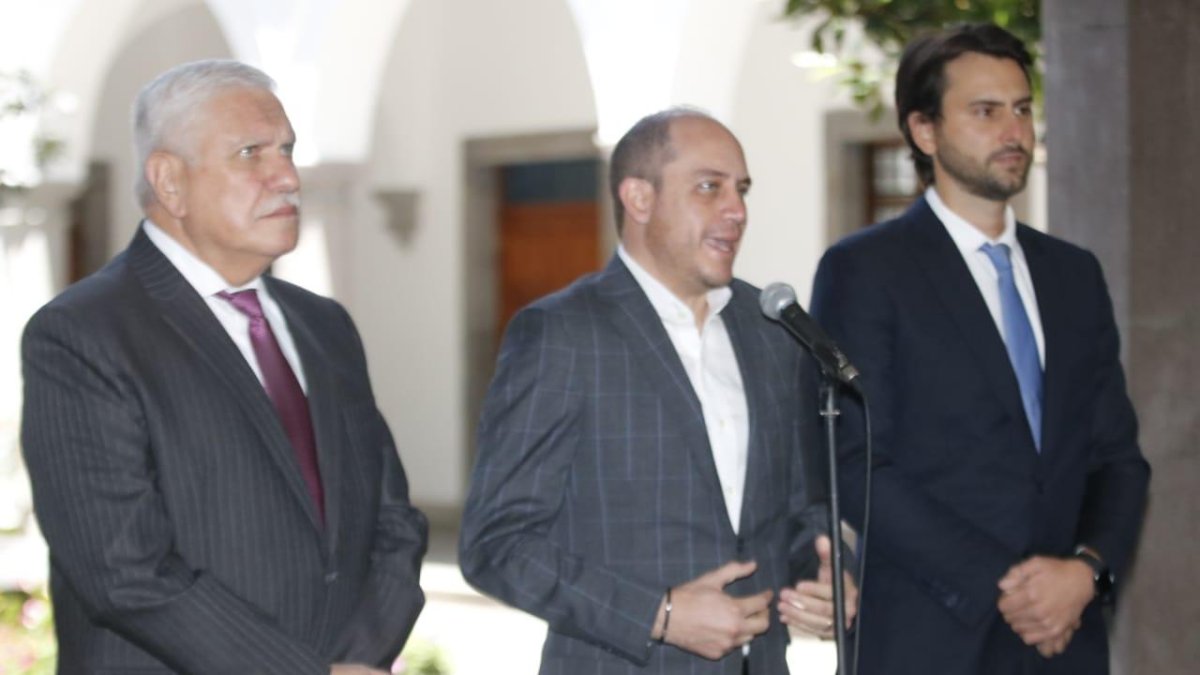 Los ministros de Obras Públicas, Marcelo Cabrera; de Producción, Julio José Prado; y de Turismo, Niels Olsen, en la presentación de la eliminación del ISD este 7 de septiembre de 2021.