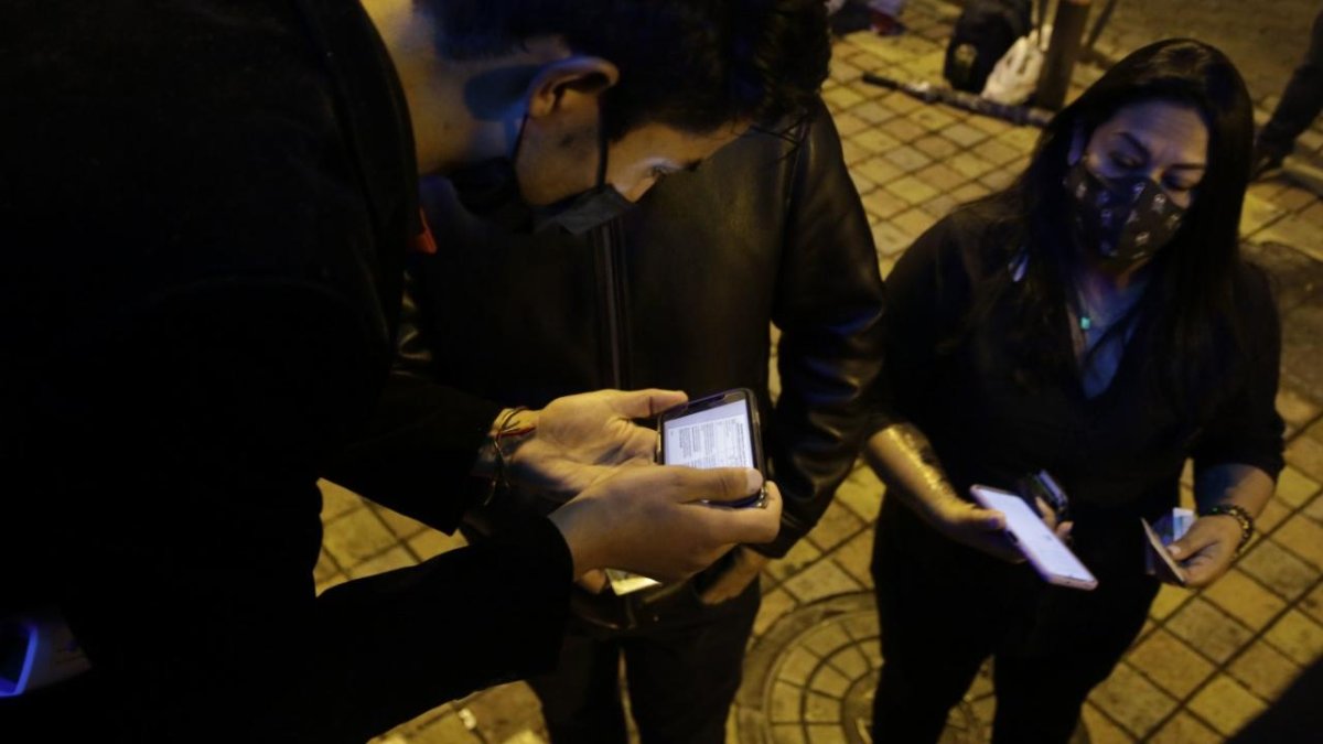 Vacunación. Las personas que deseen ir a una discoteca deberán llevar su carné de vacunación (con las dos dosis), que será revisado antes de entrar al establecimiento.