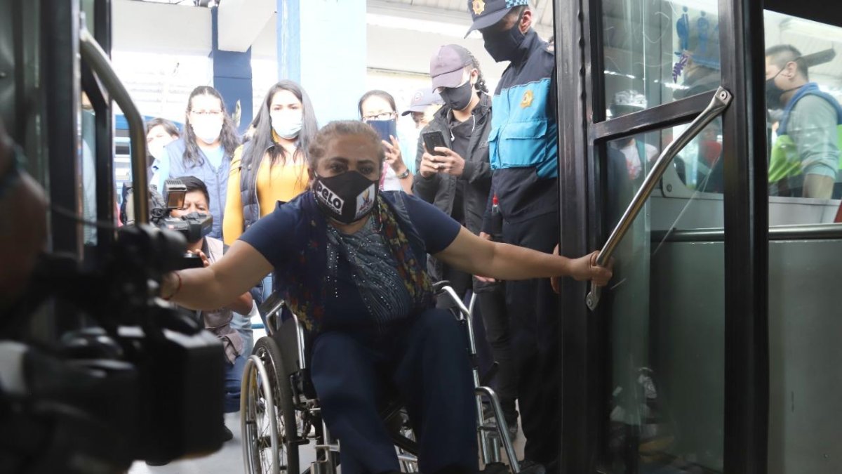 Experimento. Personas con discapacidad y concejales recorrieron la ciudad a bordo del transporte público.