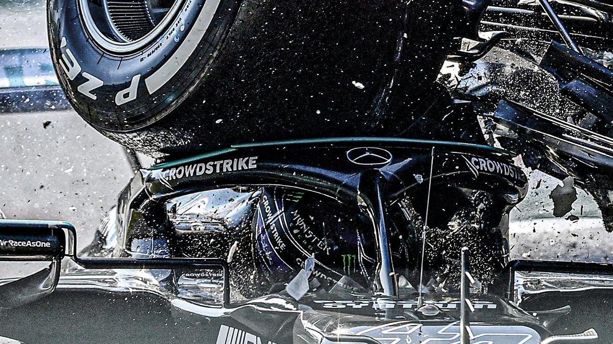 El monoplaza de Verstappen quedó arriba de Hamilton. Lo protegió el halo.