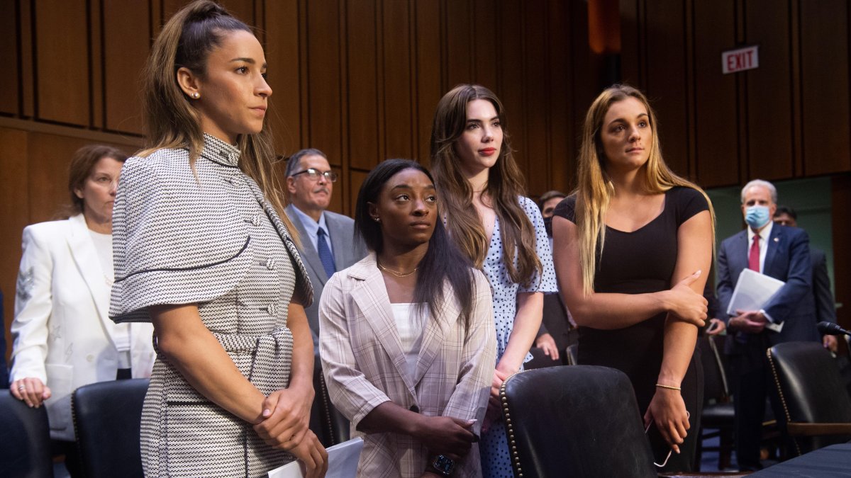 Las gimnastas olímpicas estadounidenses (L-R) Aly Raisman, Simone Biles, McKayla Maroney y Maggie Nichols se van después de testificar durante un Senado