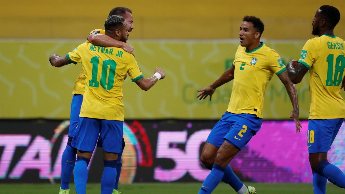 Fotografía de archivo de Everton Ribeiro (2i) de Brasil mientras celebra un gol con Neymar.
