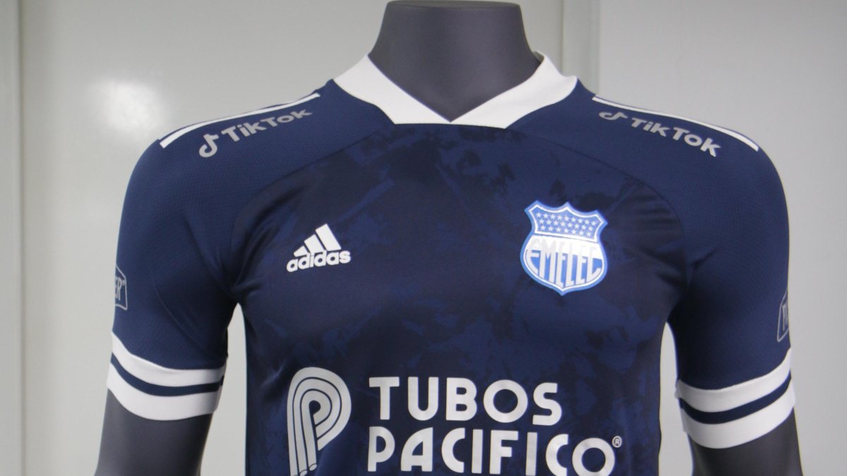 Los eléctricos presentaron su nueva indumentaria.