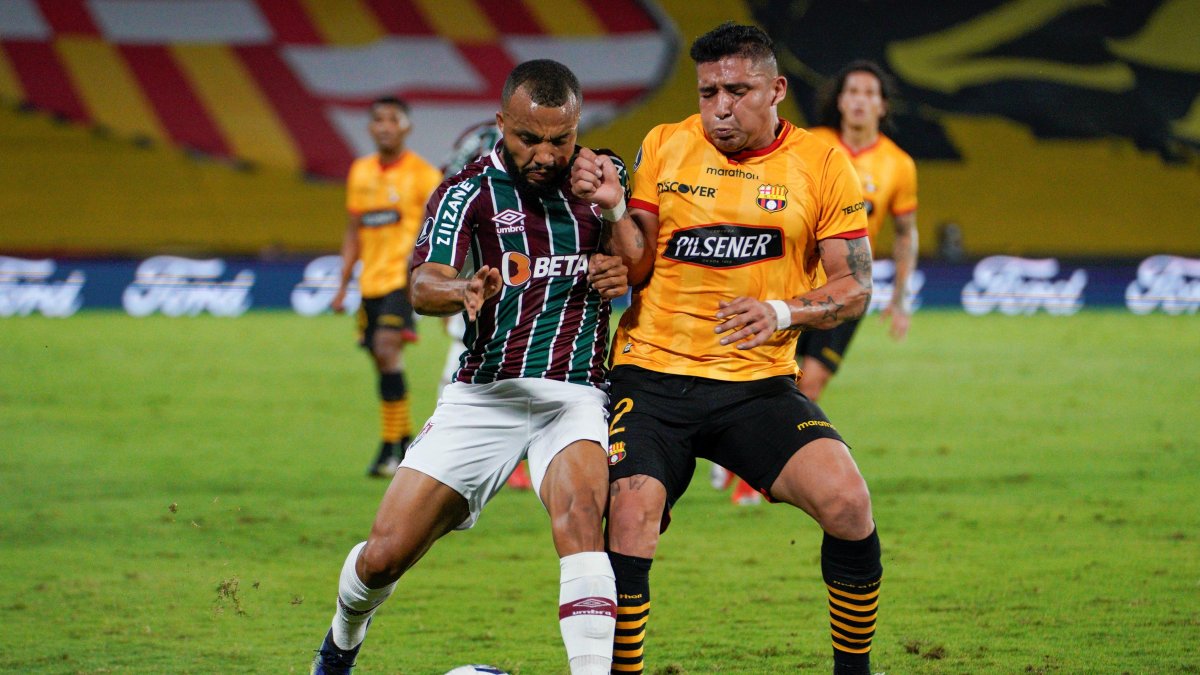 Mario Pineida (d) jugará la próxima temporada en el Fluminense que midió en Copa Libertadores.