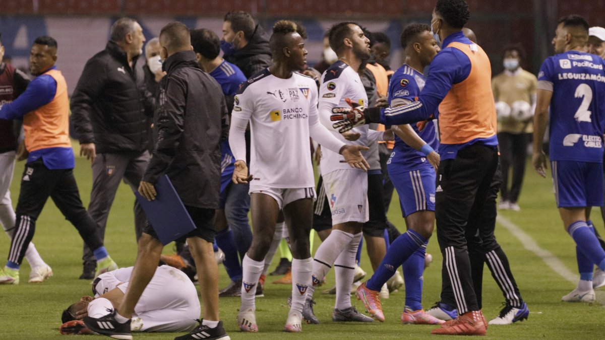 Redujeron sanciones a jugadores involucrados en la riña entre Liga de Quito y Emelec.