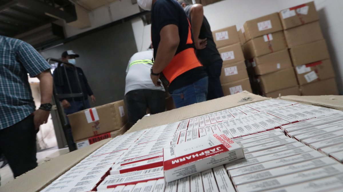 Entrega de medicamentos a los distintos hospitales públicos de Guayaquil por parte del Vice Ministro de Salud, el martes 14 de septiembre.