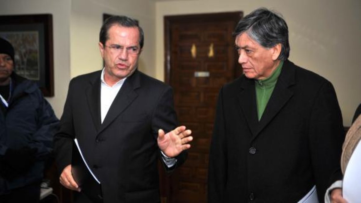 El entonces embajador Calahorrano (d) firmó 14 contratos durante su paso por la misión diplomática.