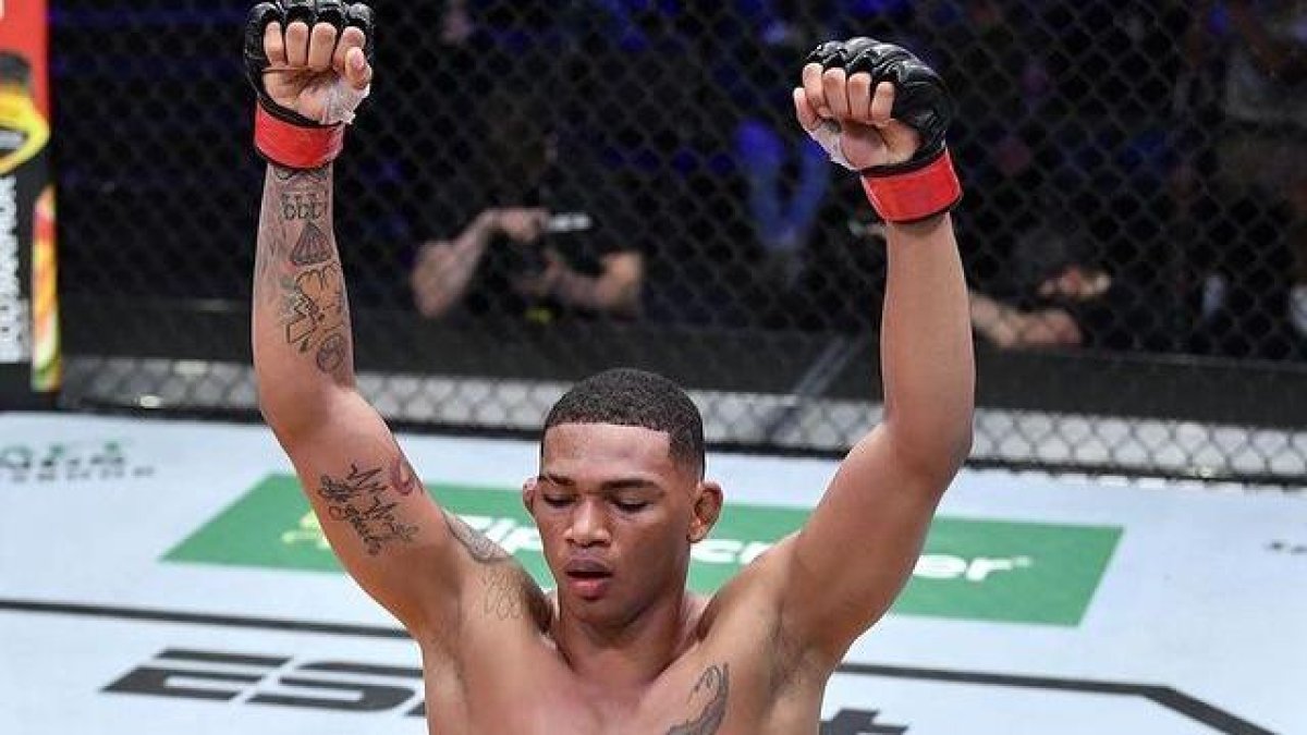 Victoria. Michael celebró tras ganar por decisión unánime el combate ante Nikolay Veretennikov.