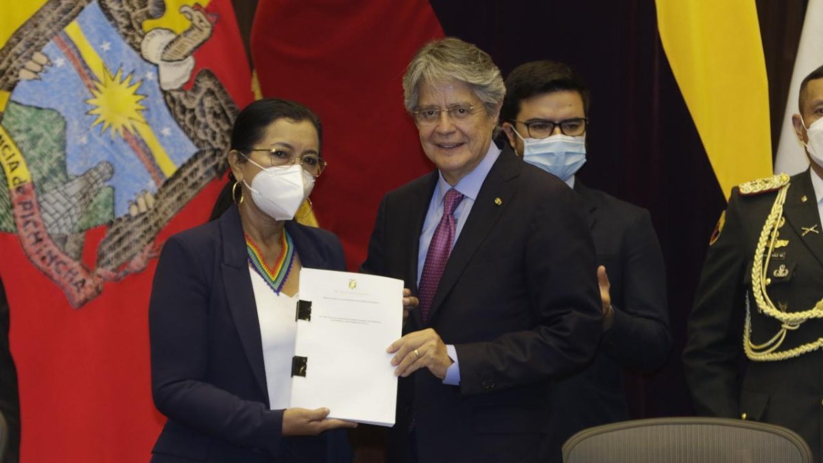 Presidente Guillermo Lasso entrega la Ley de oportunidades en la Asamblea.