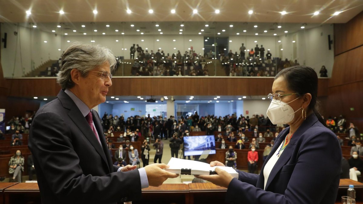 Guillermo Lasso entrega la propuesta de Ley Creando Oportunidades y exige celeridad en su tratamiento.