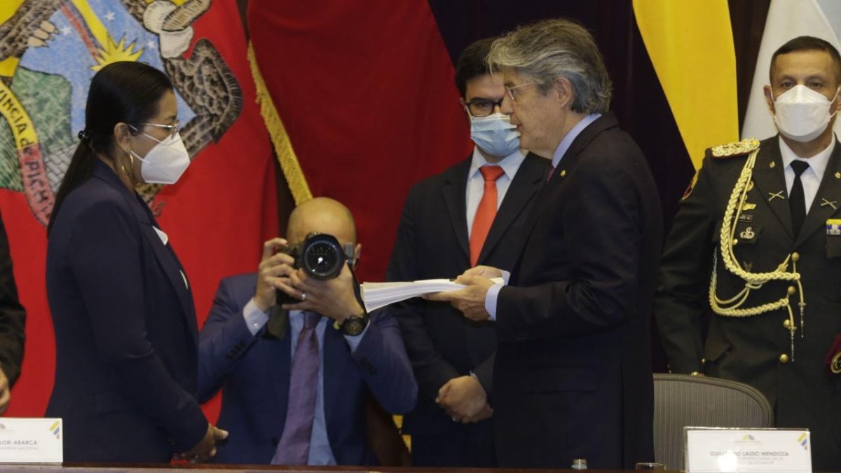 Exigencia. Lasso entregó la propuesta a Guadalupe Llori y le pidió acelerar el trámite de esta y otras leyes.