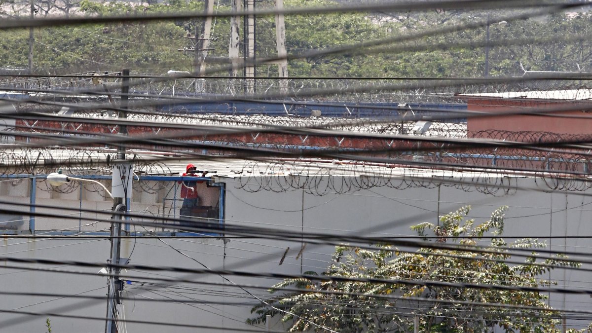 El amotinamiento empezó antes de las 09:30 y las autoridades dieron detalles después de siete horas de la alerta.