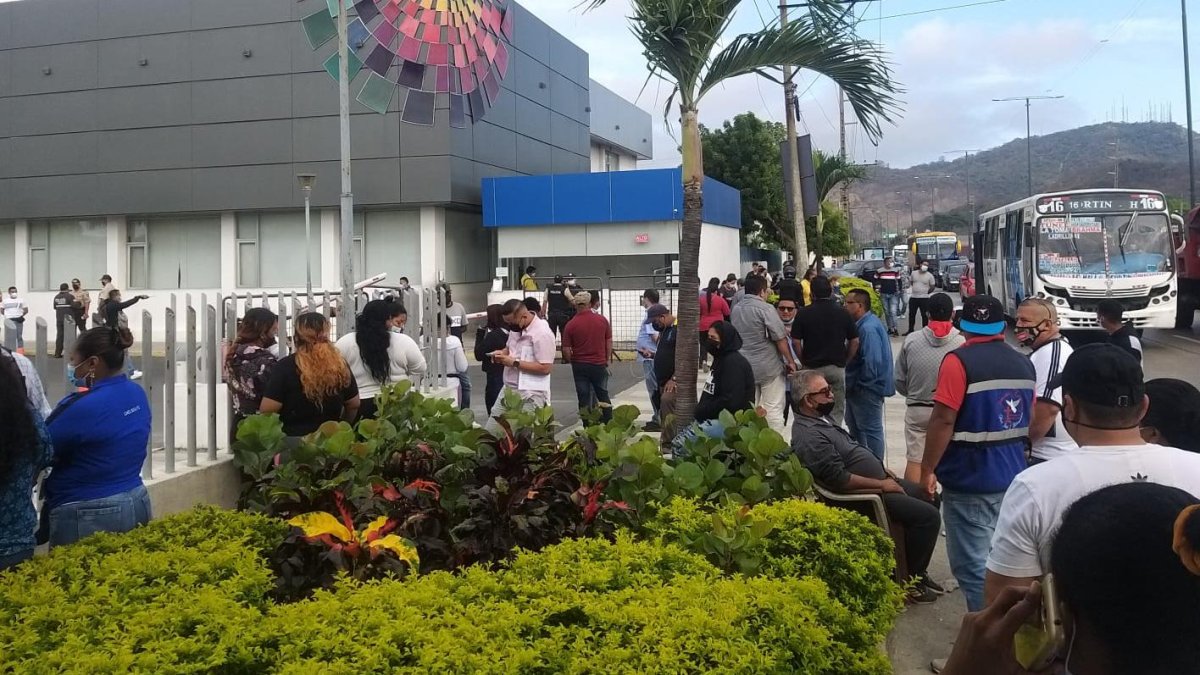 Los allegados desde temprana horas de este miércoles 29, se agolparon en los exteriores del Laboratorio de Criminalística y Ciencias Forenses.