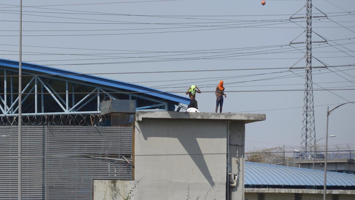 Varios reclusos permanecía en los techos del Centro de Privación de Libertad Número 1 mientras se desarrollaba el motín.