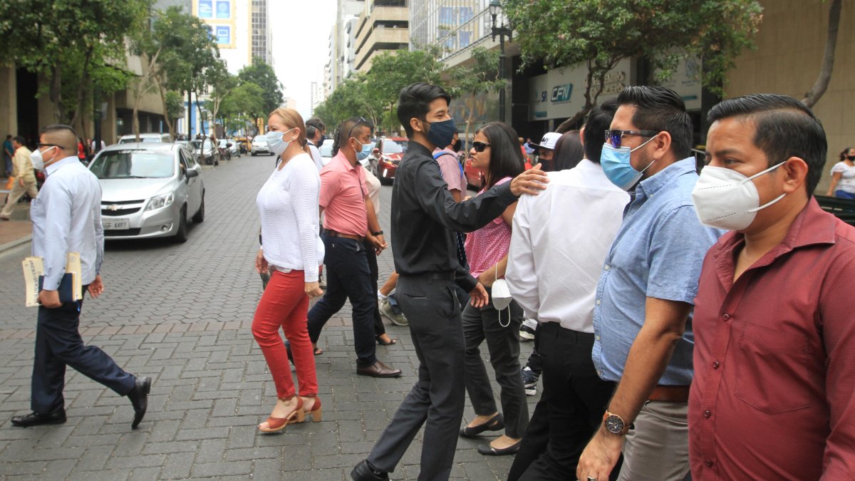 La actividad en  las calles de Guayaquil se desarrolla todavía con el uso de mascarillas incluso en espacios abiertos..