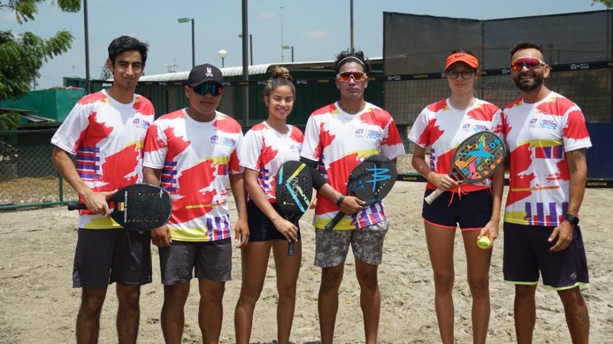 Los tenistas acompañados de Alexis González (d), capitán del equipo.