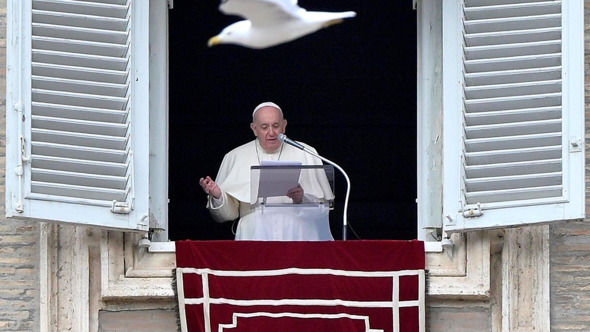 El papa, apenado por la explosión de violencia en la cárcel de Guayaquil.