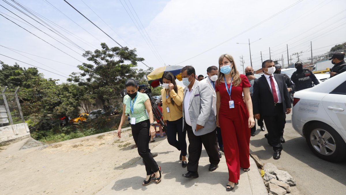 Integrantes de la Comisión legislativa de Seguridad, previo al ingreso al sistema carcelario en Guayaquil durante la tarde de ayer.