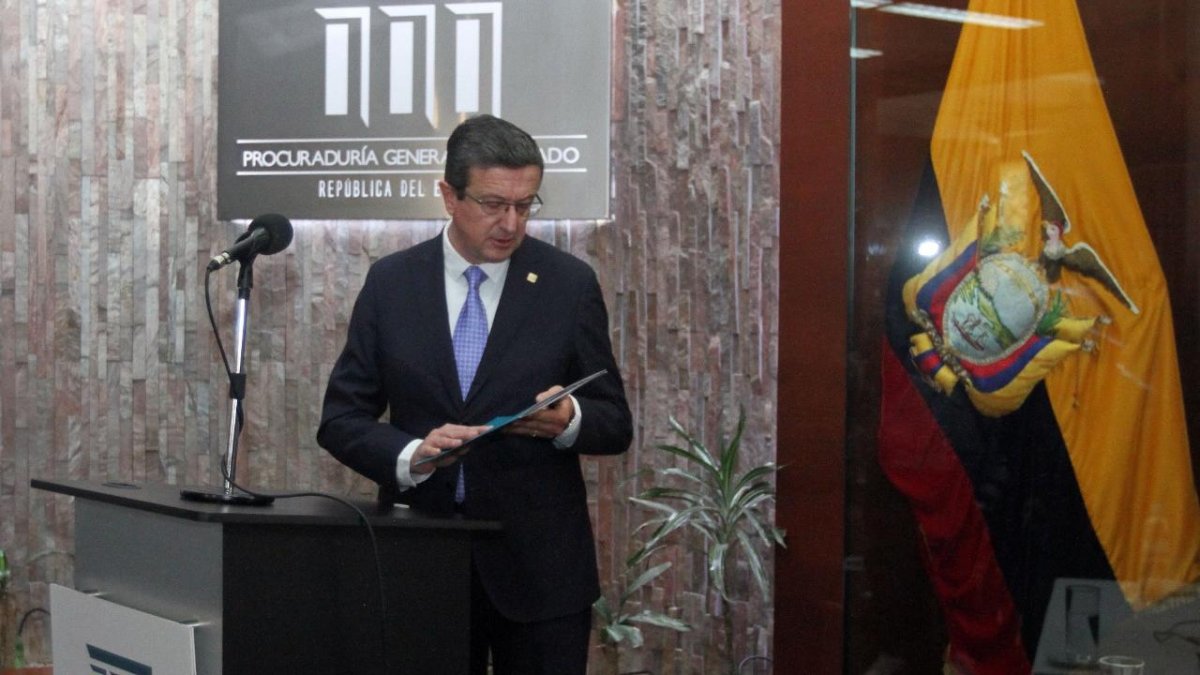 Procurador. Íñigo Salvador respondió el martes al llamado de juicio político en su contra lanzado la víspera por 46 legisladores de la bancada correísta.