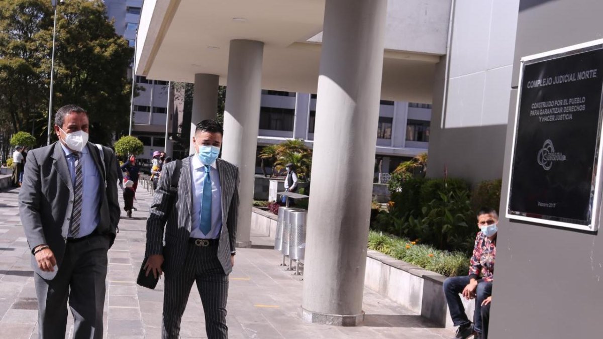 Patrocinio. Édgar Molina (d), uno de los defensores de Sebastián Yunda y de su padre, el exalcalde de Quito.