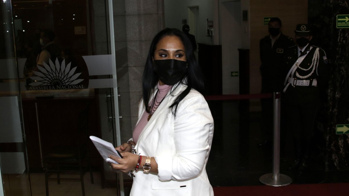 Jiménez se presentó en el pleno y conversó con medios de comunicación antes de la instalación.