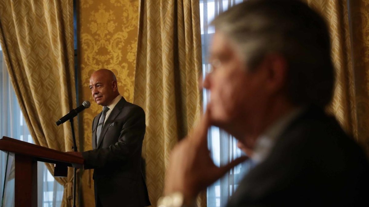 Luis Hernández asume el Ministerio de Defensa.