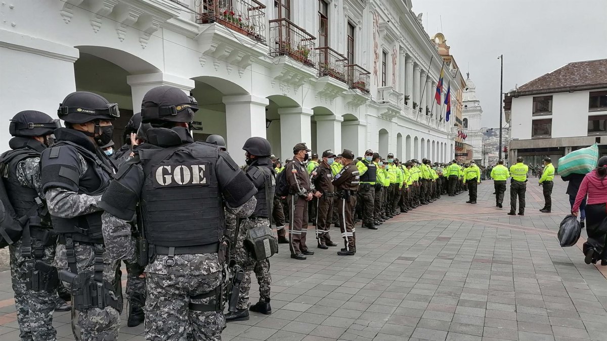 Fuerzas de seguridad se despliegan en los alrededores del Palacio de Gobierno previo a la jornada de manifestaciones de grupos sociales y sindicatos, hoy, en Quito (Ecuador).