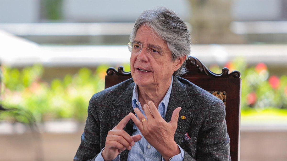 El presidente ecuatoriano, Guillermo Lasso, habla este 28 de octubre durante una entrevista con Efe en Quito (Ecuador).