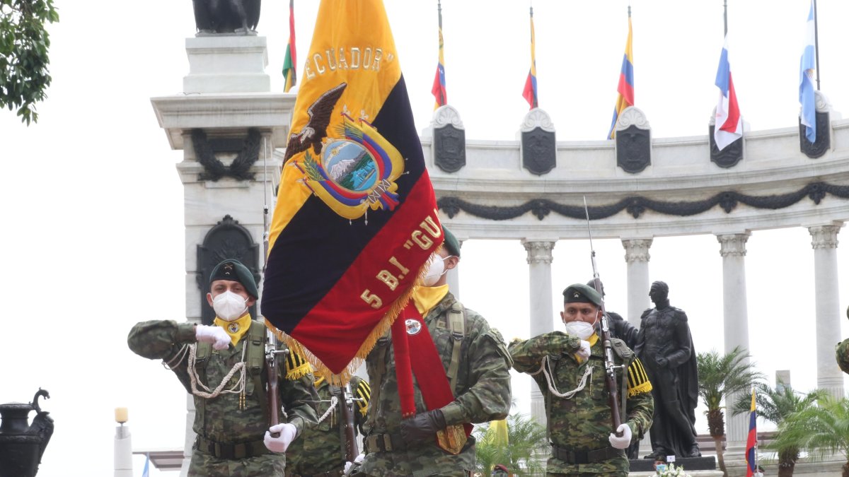 Los militares rindieron tributo al Escudo Nacional en una ceremonia cívica realizada en el hemiciclo de La Rotonda.